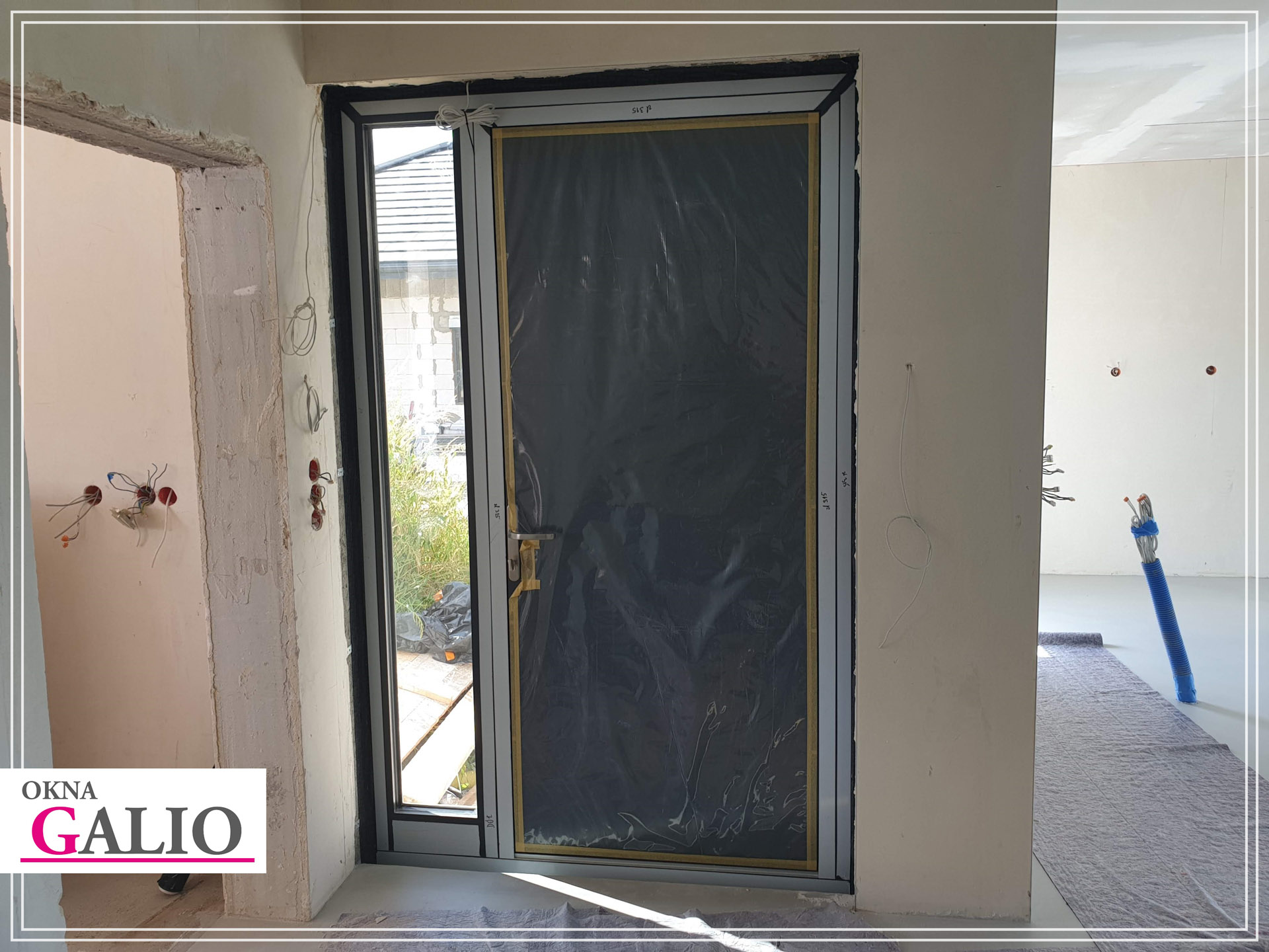 Drzwi wejściowe aluminiowe z naświetlem kolor antracyt RAL 7016